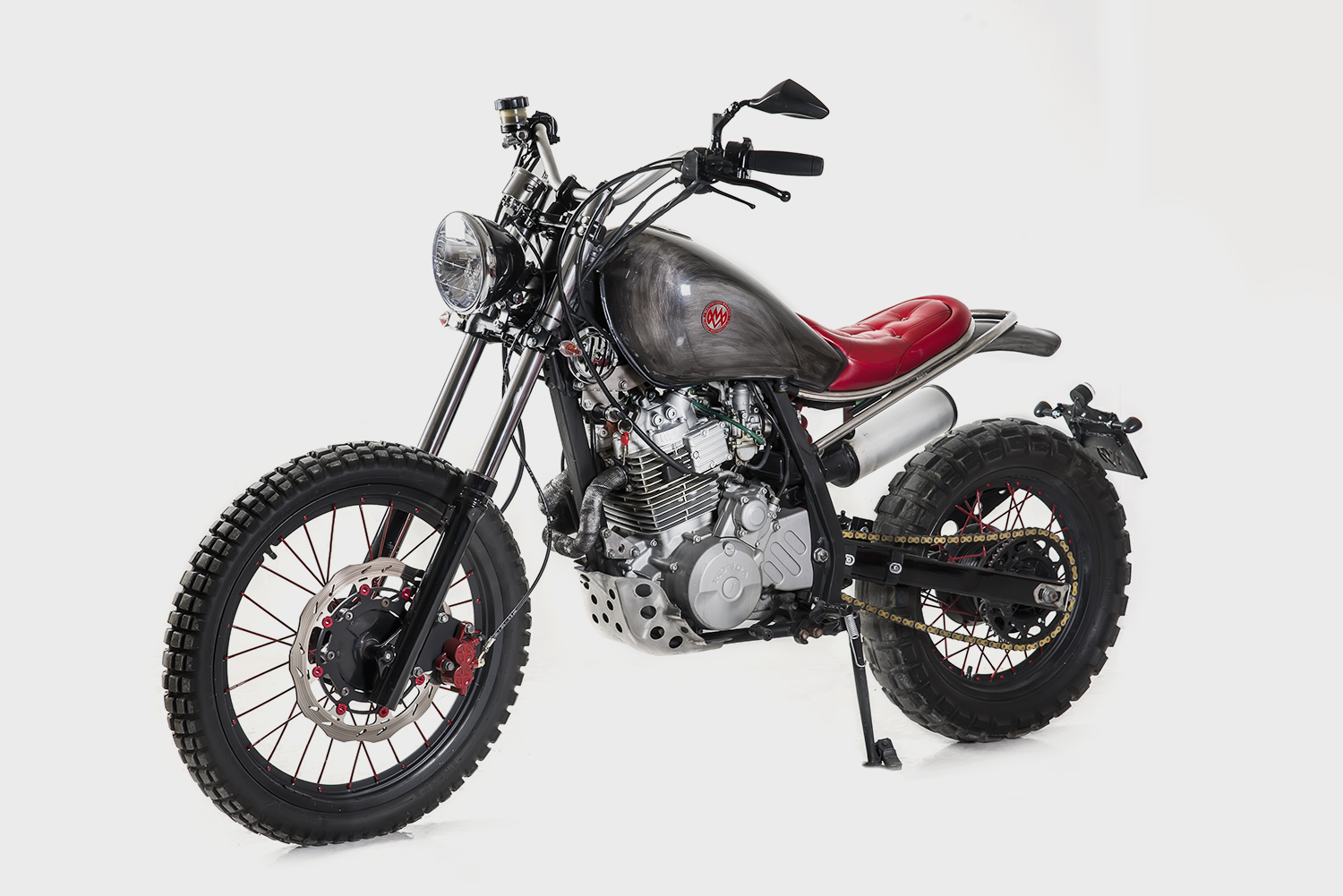 Rosso Grezzo, scrambler con serbatoio grezzo e sella rossa